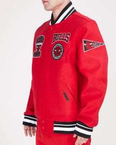 PRO STANDARD CHICAGO BULLS CREST EMBLEM RIB WOOL VARSITY JACKET (RED/BLACK)